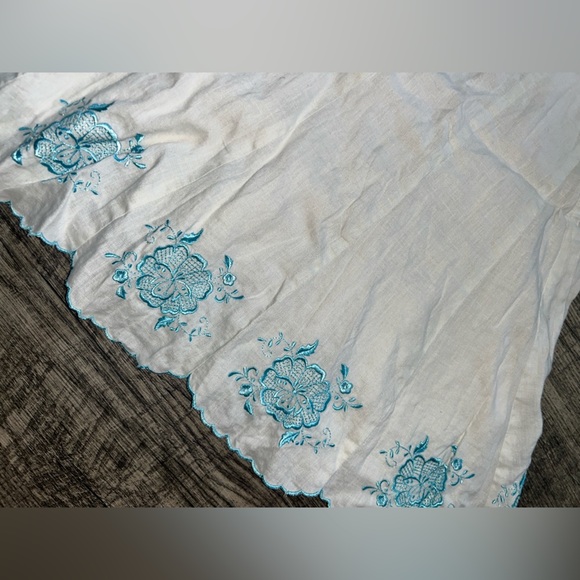Ann Taylor Embroidered White Skirt with Blue Accents Sz 8 - Picture 3 of 4
